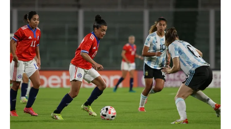Cote Rojas calienta el amistoso de la Roja Femenina con Argentina