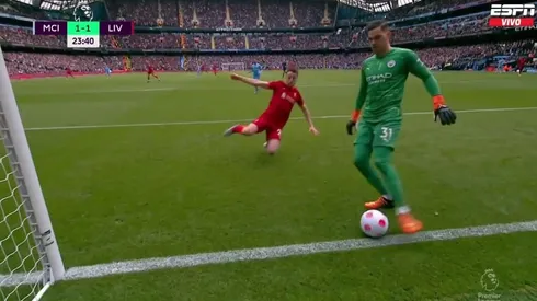 Ederson resolvió sobre la línea antes de hacerse un autogol.