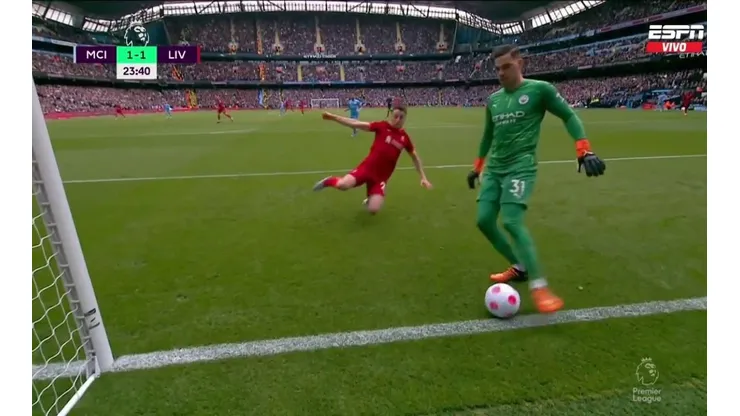 Ederson resolvió sobre la línea antes de hacerse un autogol.