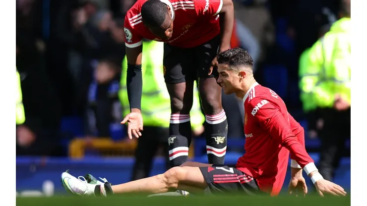 Cristiano Ronaldo terminó con la pierna más que golpeada frente al Everton