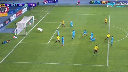 El momento en que la pelota ingresa en la portería de Deportes Iquique.