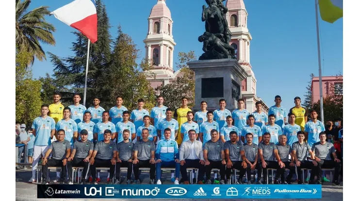 La foto oficial de O'Higgins y el plantel 2022 en la calle... en la Plaza.