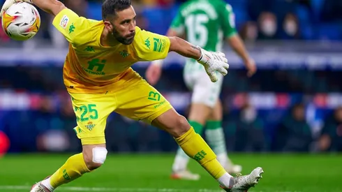 El arquero chileno aparecería en el equipo titular del Betis este sábado para visitar al Cádiz tras la delicada situación física de Rui Silva.