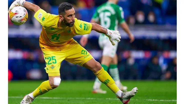 El arquero chileno aparecería en el equipo titular del Betis este sábado para visitar al Cádiz tras la delicada situación física de Rui Silva.