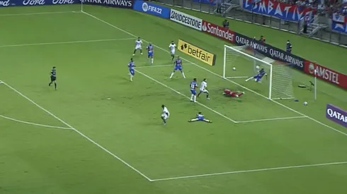 La espectacular salvada de la línea de Fortaleza ante Colo Colo.