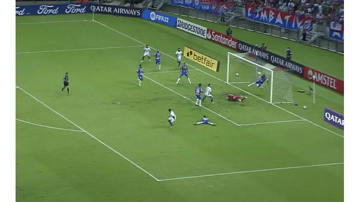 La espectacular salvada de la línea de Fortaleza ante Colo Colo.