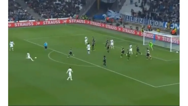 El volante francés sacó un verdadero misil desde fuera del área para poner el 2-1 a favor del equipo de Jorge Sampaoli.