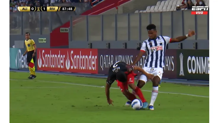 Aldair Rodríguez vio la tarjeta roja tras la clara agresión.