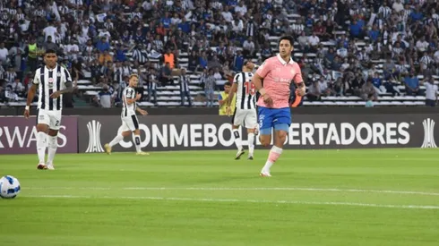 Juan Tagle en picada contra el árbitro del partido de la Católica contra Talleres.