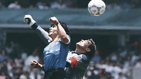 Maradona realizando la famosa "Mano de Dios" a Peter Shilton