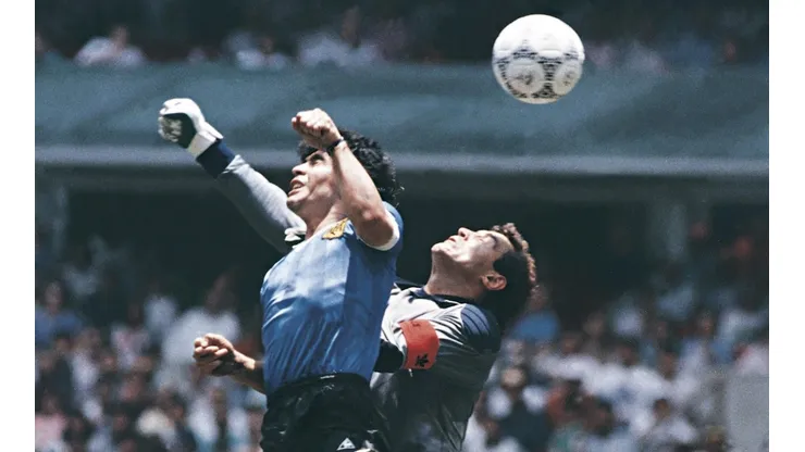 Maradona realizando la famosa "Mano de Dios" a Peter Shilton