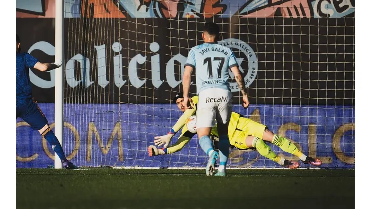Karim Benzema erró su primer penal enfrentándose a Matías Dituro.
