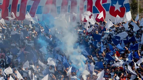 Católica arriesga sanción por cánticos de la barra