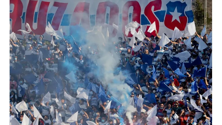 Católica arriesga sanción por cánticos de la barra