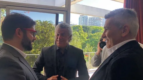 El Presidente Gabriel Boric compartió con dos ídolos de la UC en su visita a Argentina.