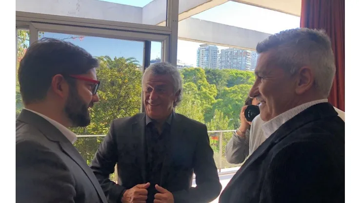 El Presidente Gabriel Boric compartió con dos ídolos de la UC en su visita a Argentina.