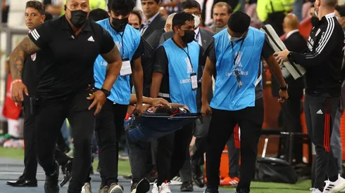 Robert Rojas sale en camilla y entre lágrimas en la victoria de River Plate contra Alianza.