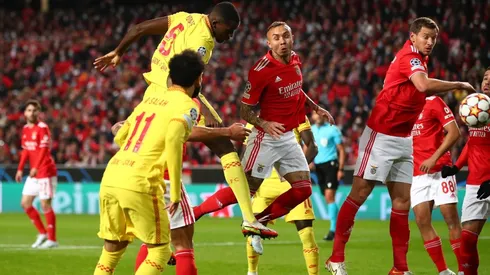 Konaté marca un golazo de cabeza frente al Benfica