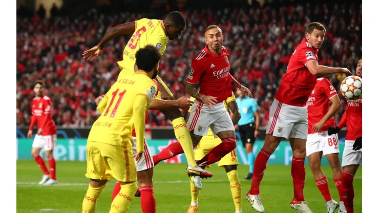 Konaté marca un golazo de cabeza frente al Benfica