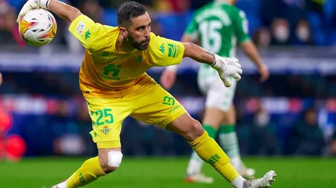 Real Betis llevó al cine a Claudio Bravo para anunciar su renovación hasta 2023.