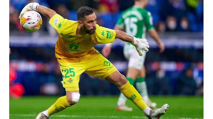 Real Betis llevó al cine a Claudio Bravo para anunciar su renovación hasta 2023.