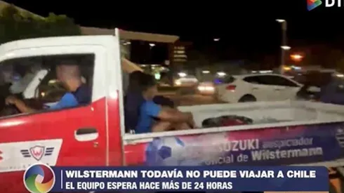 Jugador del Wilstermann manejando una camioneta en el aeropuerto