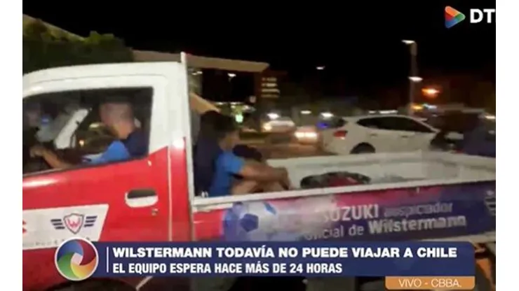Jugador del Wilstermann manejando una camioneta en el aeropuerto