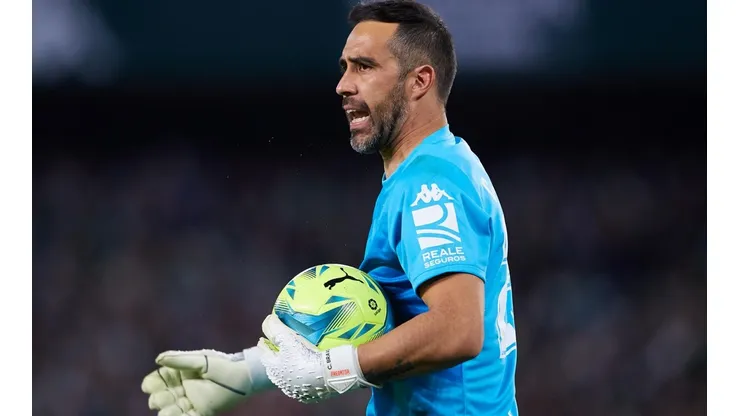 Claudio Bravo mostró su alegría por mantenerse en el Betis.