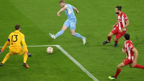 Kevin De Bruyne pudo anotar tras un tremendo pase de Phil Foden.