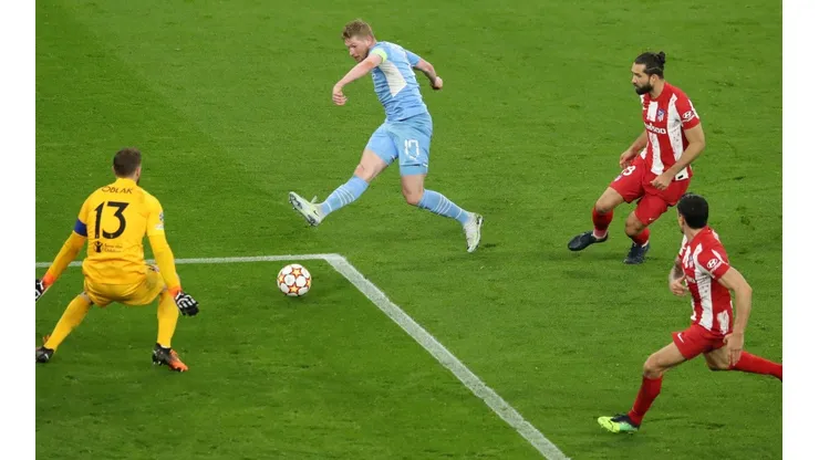 Kevin De Bruyne pudo anotar tras un tremendo pase de Phil Foden.