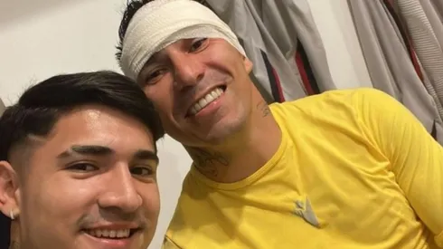 Gary posando con la cinta en la cabeza luego de chocar ante Zlatan