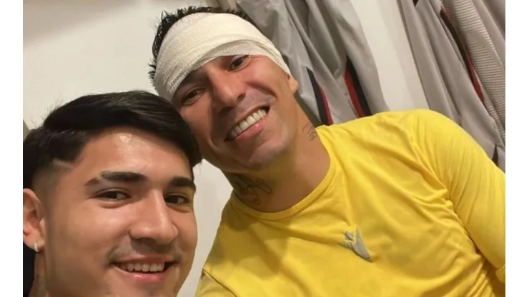 Gary posando con la cinta en la cabeza luego de chocar ante Zlatan