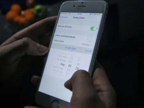 ¿Cómo hago la configuración del cambio de hora de mi celular?