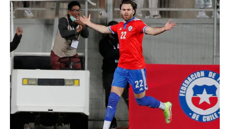 Brereton celebrando con la camiseta de la Roja