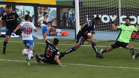 Universidad Católica y Universidad de Chile protagonizan una nueva versión del Clásico Universitario en el estadio San Carlos de Apoquindo.