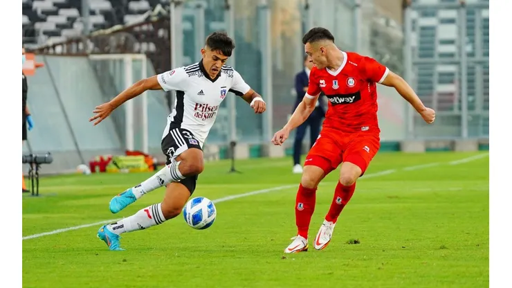 Colo Colo ante Unión La Calera en el estadio Monumental.
