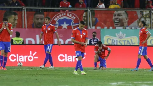 La selección chilena sufrió dos dolorosas derrotas en la última doble fecha de las Eliminatorias Sudamericanas y eso le significó perder puestos en la clasificación de todas las selecciones del mundo.