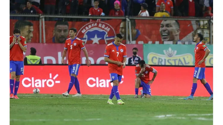 La selección chilena sufrió dos dolorosas derrotas en la última doble fecha de las Eliminatorias Sudamericanas y eso le significó perder puestos en la clasificación de todas las selecciones del mundo.