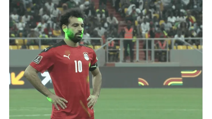 Mohamed Salah fue hostigado por los lásers en todo el partido.