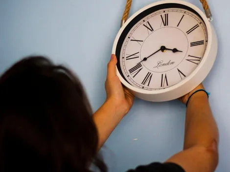 ¿Debo adelantar o atrasar la hora este sábado?