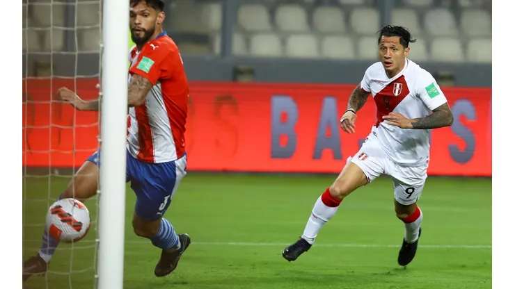 Gianluca Lapadula comandó a la selección de Perú en la cancha para vencer a Paraguay y meterse en el repechaje para el Mundial de Qatar 2022.