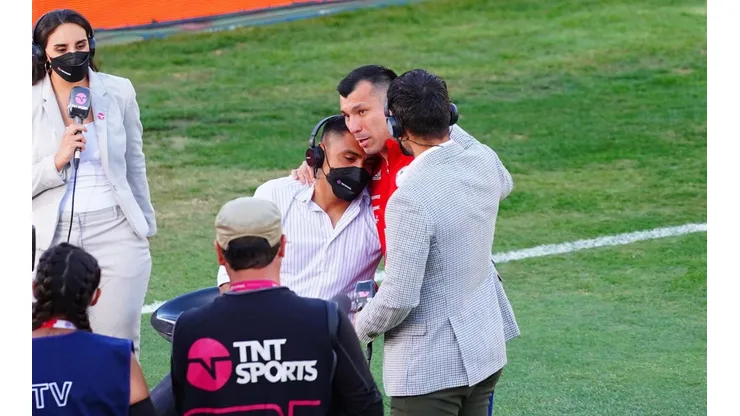 Medel se abrazó con Jara