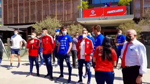 Con más fe que posibilidades matemáticas, los hinchas de la selección chilena alentaron a la Roja en la antesala del duelo ante Uruguay por Eliminatorias Qatar 2022