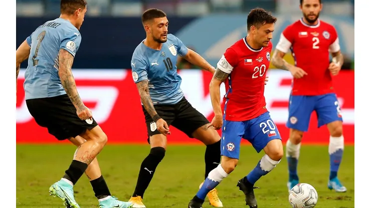 Chile tiene la obligación de ganarle a Uruguay y esperar la ayuda de Venezuela y Paraguay para llegar al repechaje del Mundial de Qatar 2022.