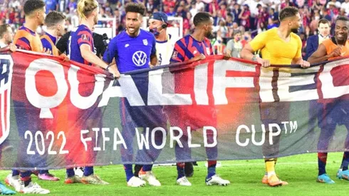 La selección estadounidense le ganó 5-1 a Panamá y la emoción fue tanta que sacaron un cartel gigante anunciando que ya estaban clasificados, a pesar de que aún hay opciones, aunque complejas, de que salgan de la clasificación directa.