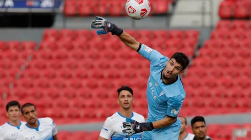 Matías Dituro atajando en Universidad Católica