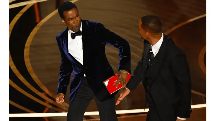 Chris Rock recibiendo la cachetada de Will Smith.