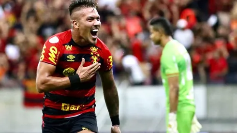 Parraguez celebra con la camiseta de Sport Recife