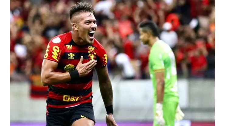 Parraguez celebra con la camiseta de Sport Recife