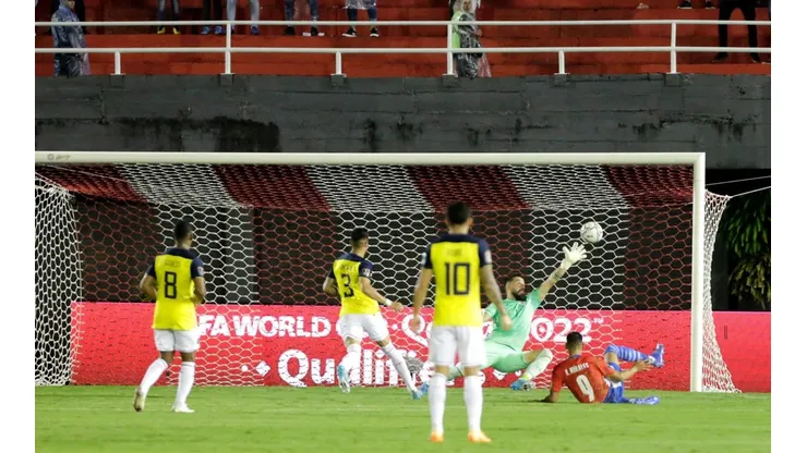 Robert Morales tuvo una dura lesión y fue sustituido al hacer el gol.